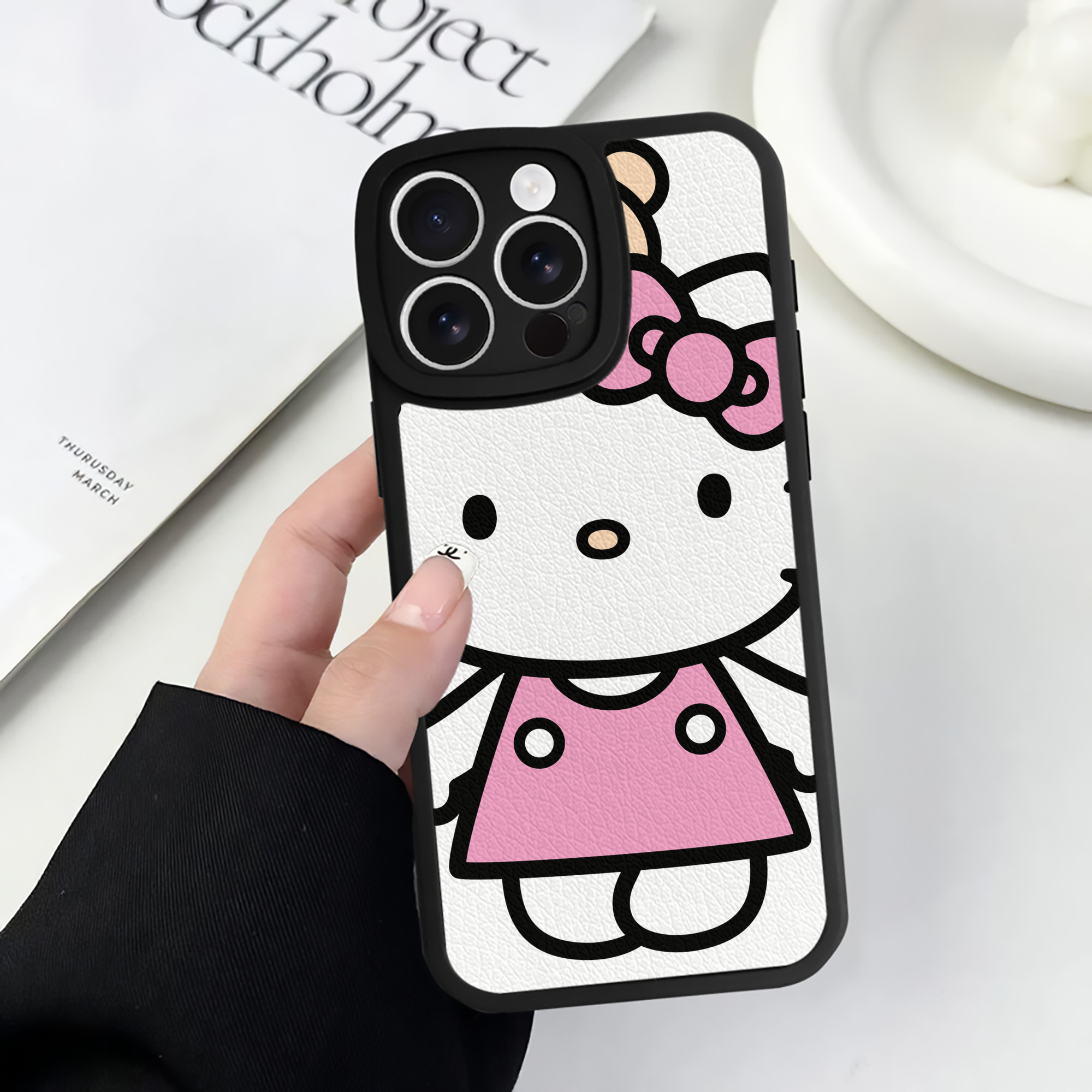 （画像用） Hello Kitty ハローキティ 【iPhone 16シリーズ対応】シリコンスマホケース（レザー調） 材質：シリコン